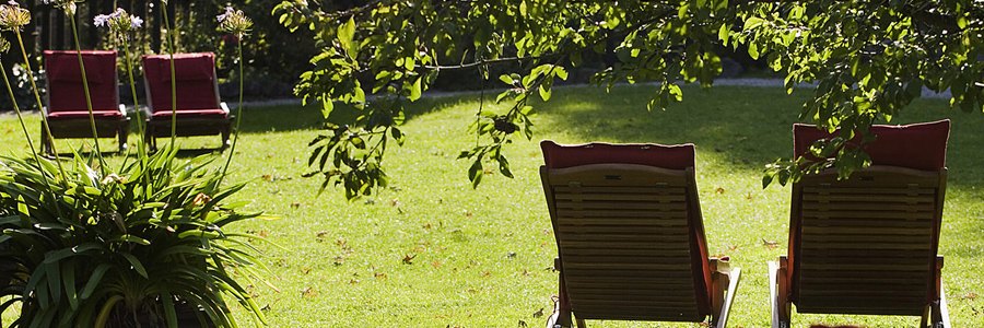 Gepflegter Garten mit Liegestühlen